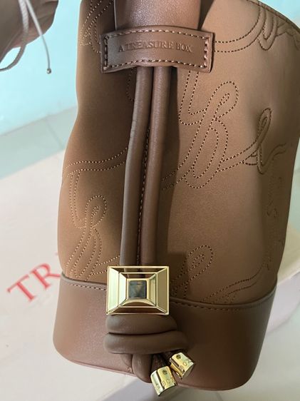 กระเป๋า A Treasure Box รุ่น 𝐀𝐥𝐥 𝐃𝐚𝐲 𝐑𝐨𝐜𝐤𝐲 𝐑𝐨𝐚𝐝 🤎 รูปที่ 10