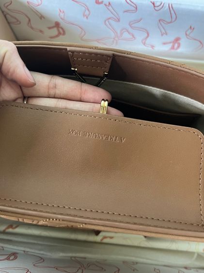 กระเป๋า A Treasure Box รุ่น 𝐀𝐥𝐥 𝐃𝐚𝐲 𝐑𝐨𝐜𝐤𝐲 𝐑𝐨𝐚𝐝 🤎 รูปที่ 4