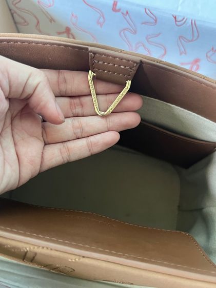 กระเป๋า A Treasure Box รุ่น 𝐀𝐥𝐥 𝐃𝐚𝐲 𝐑𝐨𝐜𝐤𝐲 𝐑𝐨𝐚𝐝 🤎 รูปที่ 5