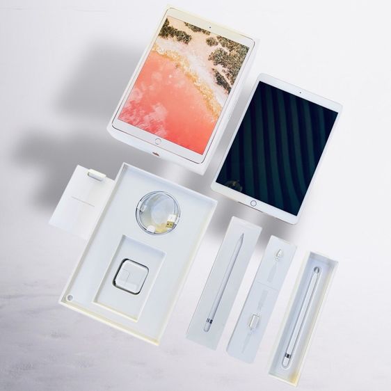 iPad Pro 10.5” 256GB ปี 2018 แถม Apple Pencil และอุปกรณ์ชุดชาร์จใหม่ของแท้พร้อมกล่อง (ใช้เองคนเดียว)