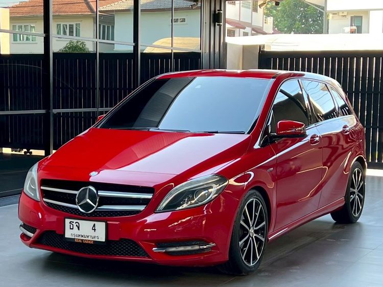 รถ Mercedes-Benz B-Class B180 สี แดง