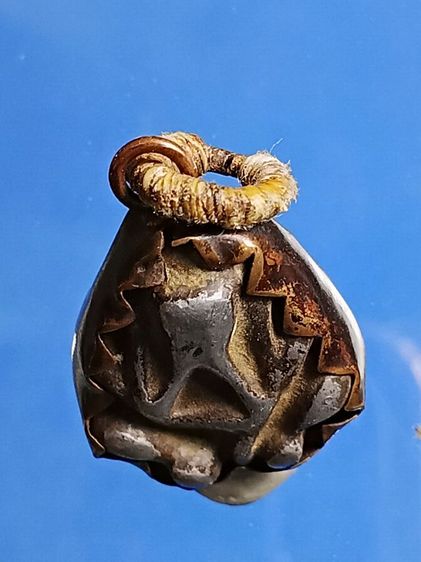 พระปิดตาเก่า เลี่ยมอยู่ในกระเช้าโบราณ ไม่รู้ที่ เเต่เก่ามาก เเกะออกมาจากสร้อยเชือกร่มเก่า เหมาพระยกหิ้งได้มาครับ รูปที่ 5