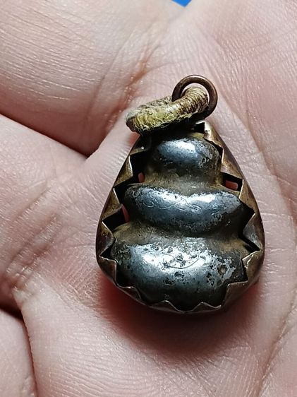 พระปิดตาเก่า เลี่ยมอยู่ในกระเช้าโบราณ ไม่รู้ที่ เเต่เก่ามาก เเกะออกมาจากสร้อยเชือกร่มเก่า เหมาพระยกหิ้งได้มาครับ รูปที่ 8