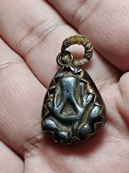 พระปิดตาเก่า เลี่ยมอยู่ในกระเช้าโบราณ ไม่รู้ที่ เเต่เก่ามาก เเกะออกมาจากสร้อยเชือกร่มเก่า เหมาพระยกหิ้งได้มาครับ รูปที่ 7