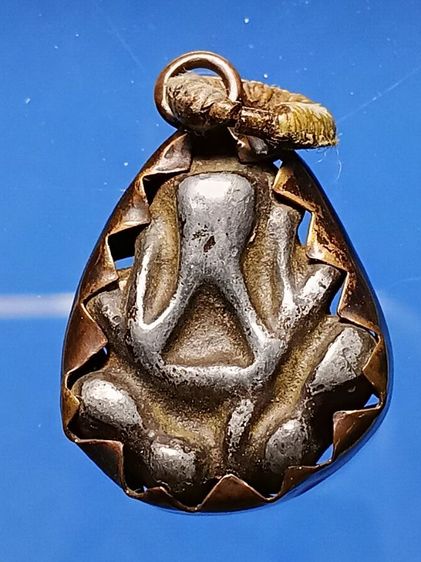 พระปิดตาเก่า เลี่ยมอยู่ในกระเช้าโบราณ ไม่รู้ที่ เเต่เก่ามาก เเกะออกมาจากสร้อยเชือกร่มเก่า เหมาพระยกหิ้งได้มาครับ