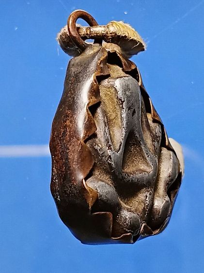 พระปิดตาเก่า เลี่ยมอยู่ในกระเช้าโบราณ ไม่รู้ที่ เเต่เก่ามาก เเกะออกมาจากสร้อยเชือกร่มเก่า เหมาพระยกหิ้งได้มาครับ รูปที่ 4