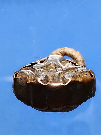 พระปิดตาเก่า เลี่ยมอยู่ในกระเช้าโบราณ ไม่รู้ที่ เเต่เก่ามาก เเกะออกมาจากสร้อยเชือกร่มเก่า เหมาพระยกหิ้งได้มาครับ รูปที่ 6