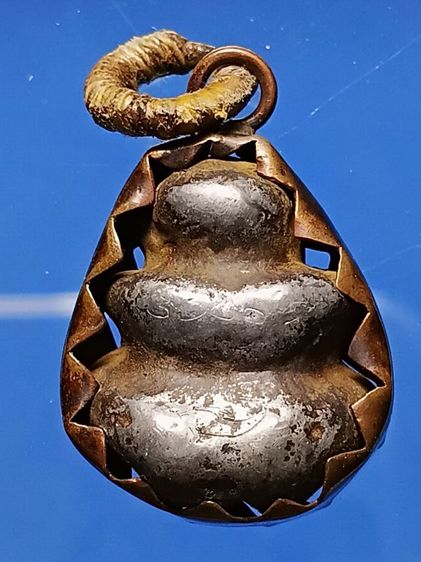 พระปิดตาเก่า เลี่ยมอยู่ในกระเช้าโบราณ ไม่รู้ที่ เเต่เก่ามาก เเกะออกมาจากสร้อยเชือกร่มเก่า เหมาพระยกหิ้งได้มาครับ รูปที่ 2