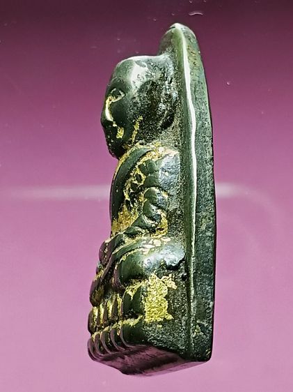 พระหลวงปู่ทวด หลังหนังสือใหญ่ ปี05 วัดช้างให้ เนื้อเมฆพัดร ปิดทองเก่าโบราณมาแต่เดิม เนื้อนี้พบเจอน้อยมาก นานๆเจอทีครับ พระเหมาได้จากบ้านเก่า รูปที่ 5