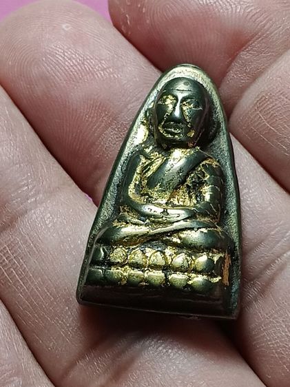 พระหลวงปู่ทวด หลังหนังสือใหญ่ ปี05 วัดช้างให้ เนื้อเมฆพัดร ปิดทองเก่าโบราณมาแต่เดิม เนื้อนี้พบเจอน้อยมาก นานๆเจอทีครับ พระเหมาได้จากบ้านเก่า รูปที่ 11