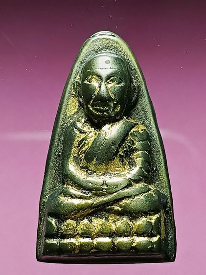 พระหลวงปู่ทวด หลังหนังสือใหญ่ ปี05 วัดช้างให้ เนื้อเมฆพัดร ปิดทองเก่าโบราณมาแต่เดิม เนื้อนี้พบเจอน้อยมาก นานๆเจอทีครับ พระเหมาได้จากบ้านเก่า