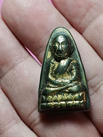 พระหลวงปู่ทวด หลังหนังสือใหญ่ ปี05 วัดช้างให้ เนื้อเมฆพัดร ปิดทองเก่าโบราณมาแต่เดิม เนื้อนี้พบเจอน้อยมาก นานๆเจอทีครับ พระเหมาได้จากบ้านเก่า รูปที่ 9