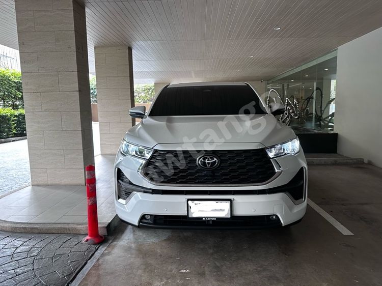 รถ Toyota Innova 2.0 Zenix HEV Premium สี ขาว