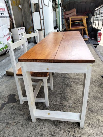 โต๊ะไม้สน