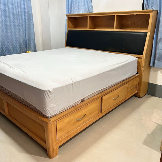 ใหญ่ ชุดห้องนอนไม้แท้นำเข้าจากแคนาดา เตียงและโต๊ะเครื่องแป้ง - มือสอง (Used)