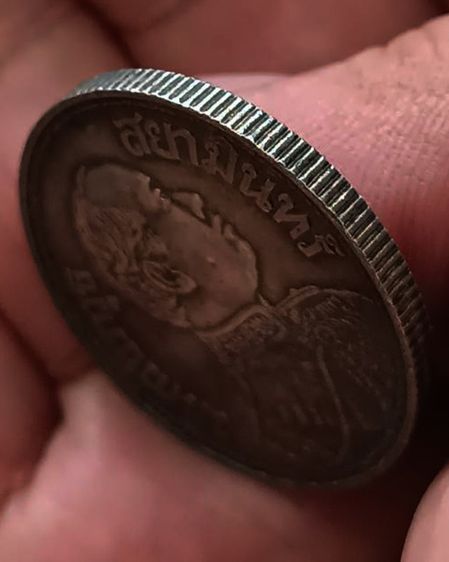 เหรียญหนึ่งบาทเนื้อเงิน (ร.๖) มหาวชิราวุธ สยามินทร์ หลังช้างสามเศียร ตราไอราพต สยามรัฐ ๒๔๕๘ รูปที่ 3