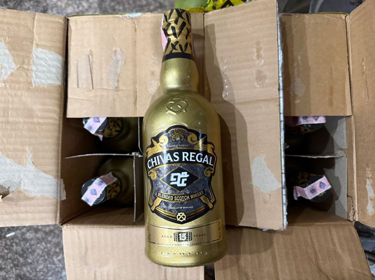 Chivas x carnival   เลขไทย ๑๕  เอามาแบ่ง 12 ขวด ไม่มีอีกแล้ว  Limited edition ที่เดียวในไทย ควรค่าเเก่การสะสม รูปที่ 3