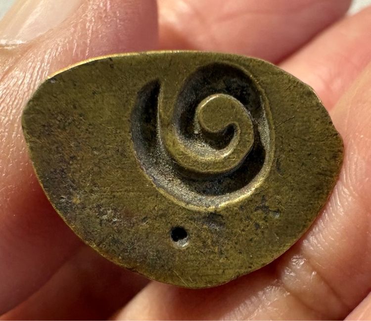  🙏 หลวงพ่อเงิน วัดบางคลาน ออก วัดห้วยเขน ปี 2525 🙏รูปหล่อล.พ.เงิน วัดห้วยเขน พิมพ์ B เนื้อโลหะเหลืองอมเขียว องค์ละ1550 รูปที่ 5