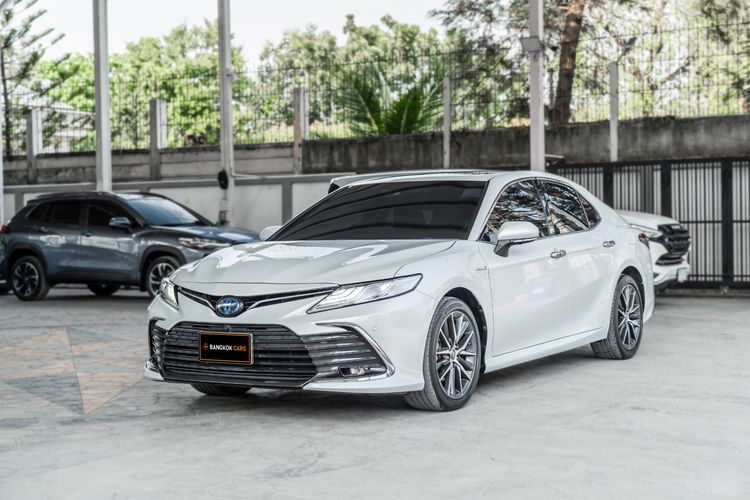 รถ Toyota Camry 2.5 HEV Premium Luxury สี ขาว