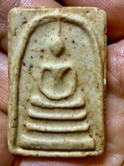 พระสมเด็จเนื้อขาว เเก่ปูนเปลือกหอย คลาบน้ำมันตังอิ้วจ่ำๆเก่าๆ พระเจ้าของเก่าเคยล้างผิวเก่าๆออกไปเยอะ พระเก่าๆ พระเหมาๆบ้านๆ