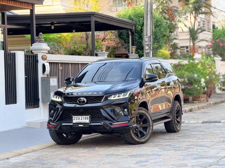 รถ Toyota Fortuner 2.8 Legender Black Top 4WD สี ดำ