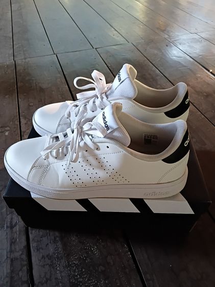 รองเท้าผ้าใบ Adidas