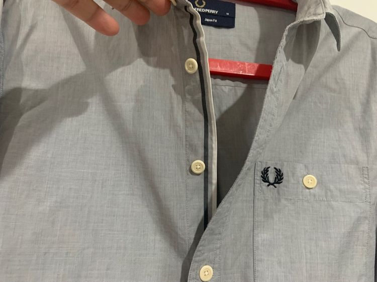 เสื้อเชิ้ต FRED PERRY แท้ 💯 size M วัดจริงขนาด อก 20 ยาว 28 นิ้ว สภาพดีมาก ทรงสวย เนื้อผ้าดีตำหนิตรงกระดุมสุดท้าย ติดกระดุกไม่เห็น รูปที่ 4