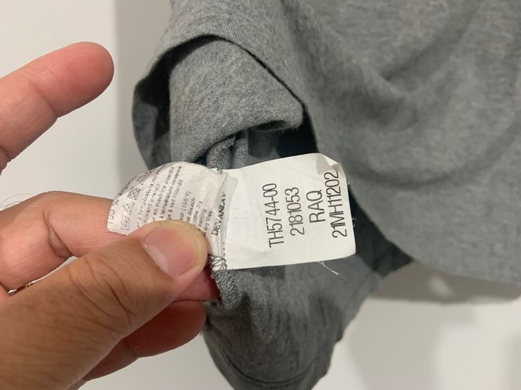 เสื้อยืด LACOSTE แท้ 💯 size 6 ขนาดอก 21.5 ยาว 27.5 นิ้ว สภาพดีมาก ทรงสวย เนื้อผ้านิ่มมาก หายากน่าสะสมครับ รูปที่ 3