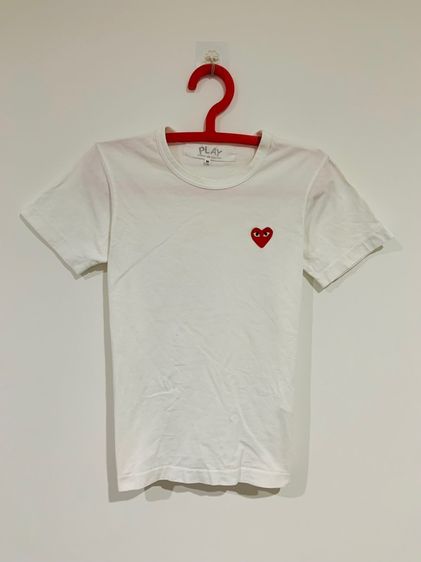 แขนสั้น ขาว อื่นๆ อื่นๆ เสื้อยืด COMME des GARÇONS แท้ 💯 size M ขนาด อก 19 ยาว 26 นิ้ว สภาพใหม่มาก ทรงสวย เนื้อผ้านิ่มมาก หายากน่าสะสมครับ