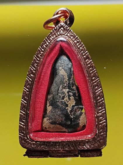 พระปิดตาเก่า หลวงปู่ยิ้ม วัดหนองบัว จ.กาญจนบุรี ยุคแรก สภาพสวยเดิม พระเก่าเก็บของคนโบราณ หายาก พบน้อย น่าใช้มาก รูปที่ 2