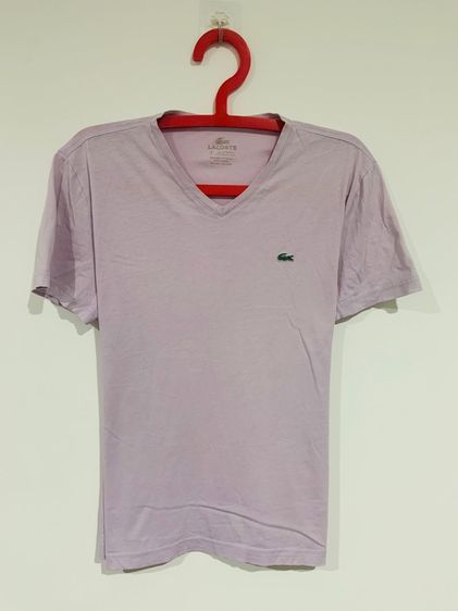 อื่นๆ อื่นๆ แขนสั้น อื่นๆ อื่นๆ เสื้อยืดคอวี LACOSTEแท้ 💯 size 4 วัดจริงขนาด อก 20 ยาว 27 นิ้ว สภาพดีมาก สีม่วงอ่อน ทรงสวย ดีเทลสวย เนื้อผ้านิ่มมาก หายากน่าสะสมครับ