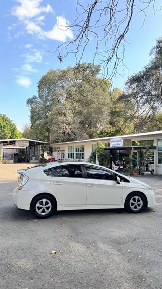 Toyota Prius 2012 1.8 Hybrid Top Option Grade Sedan ไฮบริด ไม่ติดแก๊ส เกียร์อัตโนมัติ ขาว รูปที่ 2