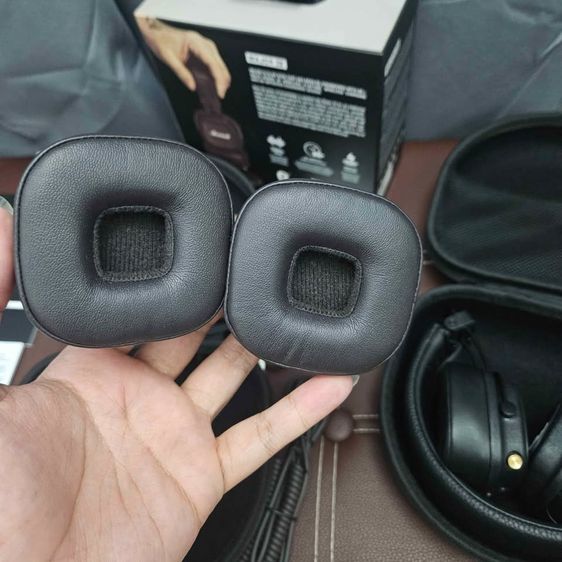 หูฟัง🟤🖤 Marshall major iv Bluetooth 🖤🟤 มี2ตัว2สี สภาพสมบูรณ์ ฟองน้ำสมบูรณ์ หนังแน่นๆ💯 รูปที่ 4