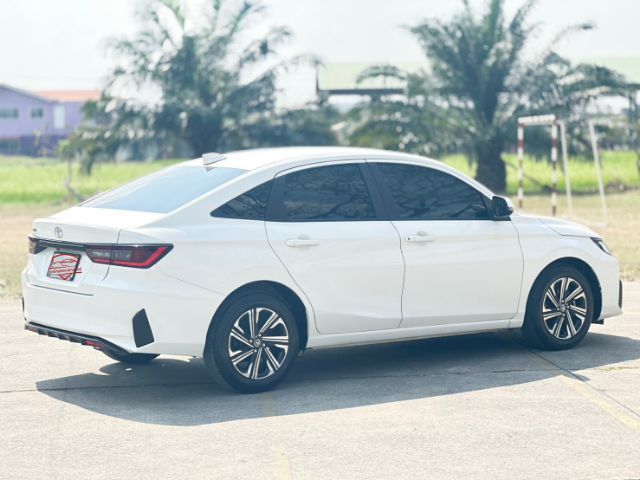 Toyota Yaris ATIV 2024 1.2 Smart Sedan เบนซิน ไม่ติดแก๊ส เกียร์อัตโนมัติ ขาว รูปที่ 4