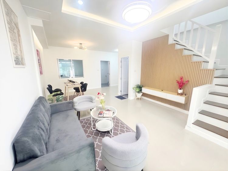 ตกแต่งครบ ใช่ ทาวน์โฮม 2 ชั้น  สไตล์โมเดิร์น รูปที่ 3