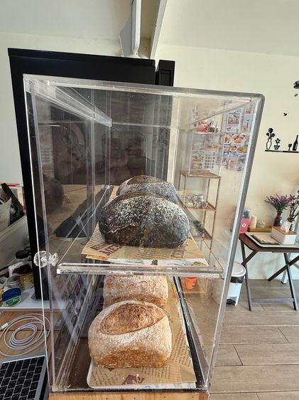 ตู้อะคริลิควางขายลูกชิ้นหรือเค้ก