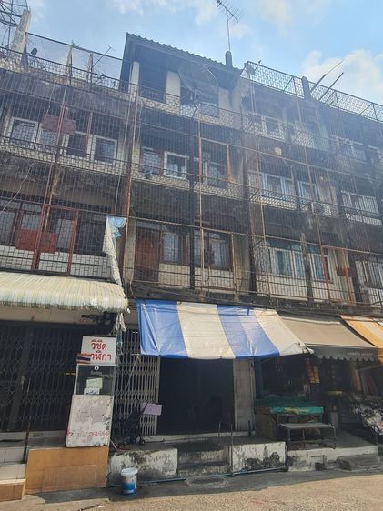 ตึกแถว 1 คูหา สูง 4 ชั้น ในตลาดสี่แยกบางนา ทำเลดีเหมาะแก่การค้าขาย