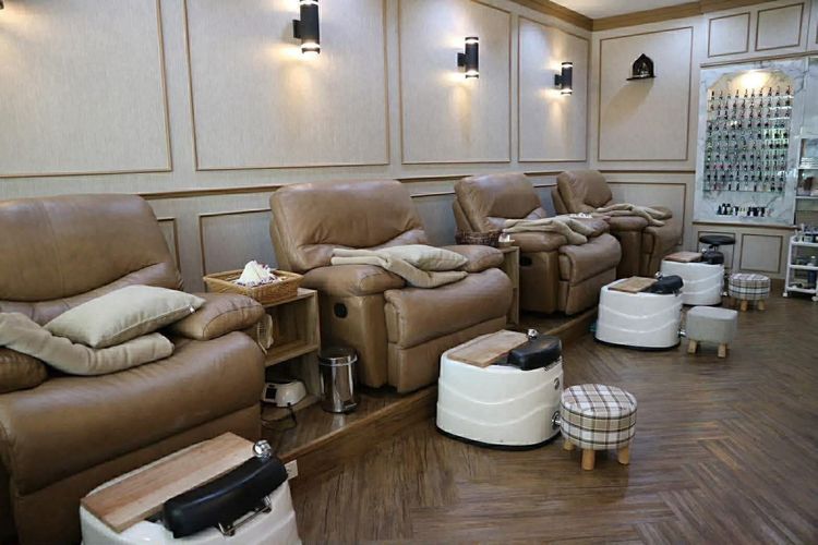 ร้านเสริมสวย เซ้งร้านทำเล็บ ต่อขนตา ทำเลดี มีลูกค้าประจำ