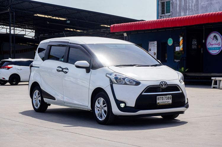 รถ Toyota Sienta 1.5 G สี ขาว