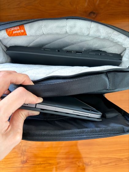 ดำ TOMTOC กระเป๋าใส่ tablet และ notebook ไม่เกินขนาด 16 นิ้ว สภาพยังใหม่กริบ