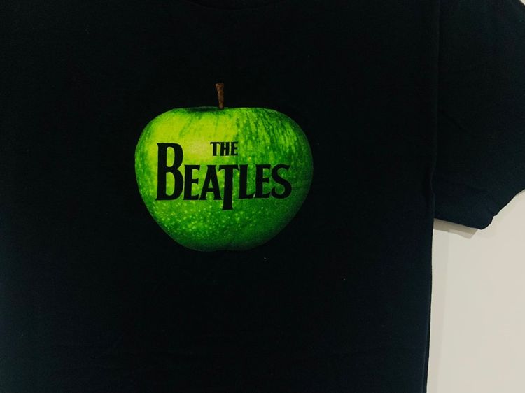 เสื้อยืด The Beatles แท้ 💯 size M ขนาดอก 20 ยาว 27 นิ้ว สภาพดีมาก สีดำเข้ม ลายสวย เนื้อผ้านิ่มมาก หายากน่าสะสมครับ รูปที่ 2