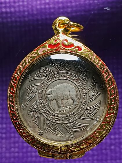 เหรียญฉัตรหลังช้าง สร้างสมัยรัชกาลที่4 สภาพสวยเก่า เหรียญเก่าของบ้านคุณหลวง ได้ติดมาตออนเหมารวมกับพระเครื่องมา พร้อมเลี่ยมทองสวิสมาอย่างดี รูปที่ 2