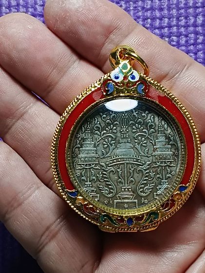 เหรียญฉัตรหลังช้าง สร้างสมัยรัชกาลที่4 สภาพสวยเก่า เหรียญเก่าของบ้านคุณหลวง ได้ติดมาตออนเหมารวมกับพระเครื่องมา พร้อมเลี่ยมทองสวิสมาอย่างดี รูปที่ 7