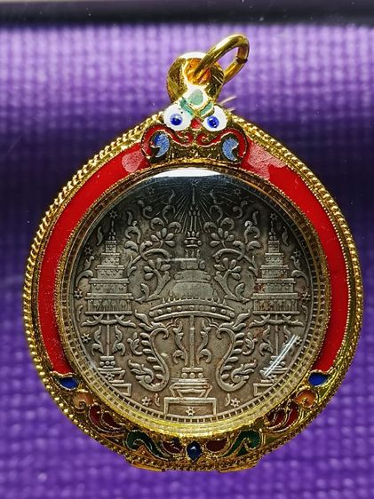 เหรียญฉัตรหลังช้าง สร้างสมัยรัชกาลที่4 สภาพสวยเก่า เหรียญเก่าของบ้านคุณหลวง ได้ติดมาตออนเหมารวมกับพระเครื่องมา พร้อมเลี่ยมทองสวิสมาอย่างดี