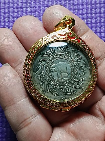 เหรียญฉัตรหลังช้าง สร้างสมัยรัชกาลที่4 สภาพสวยเก่า เหรียญเก่าของบ้านคุณหลวง ได้ติดมาตออนเหมารวมกับพระเครื่องมา พร้อมเลี่ยมทองสวิสมาอย่างดี รูปที่ 8