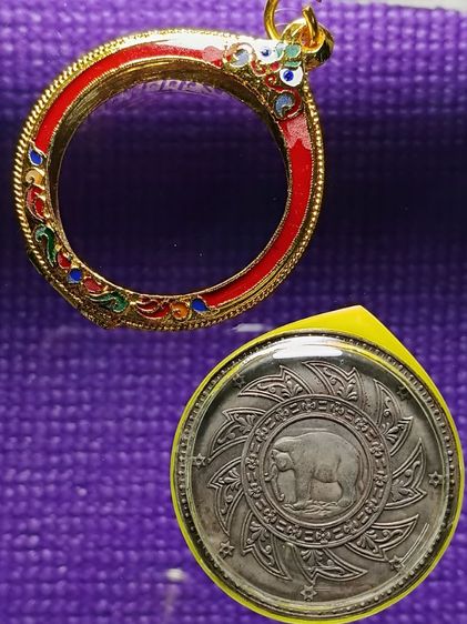 เหรียญฉัตรหลังช้าง สร้างสมัยรัชกาลที่4 สภาพสวยเก่า เหรียญเก่าของบ้านคุณหลวง ได้ติดมาตออนเหมารวมกับพระเครื่องมา พร้อมเลี่ยมทองสวิสมาอย่างดี รูปที่ 4