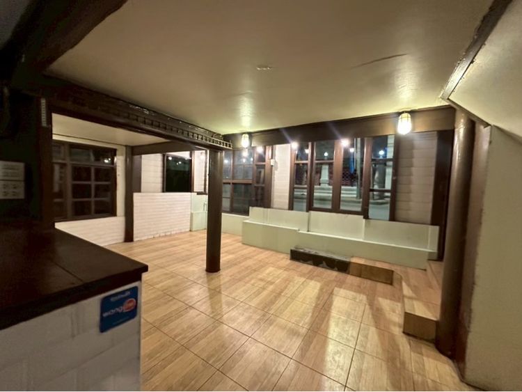 มีบางส่วน สร้างเสร็จก่อน 2010 ขายบ้านไม้ทรงไทย ติดถนน 3 ห้องนอน 4 ห้องน้ำ มีคาเฟ่ 50 ตรวา รูปที่ 2