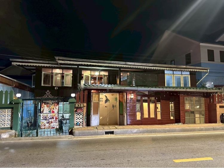 มีบางส่วน สร้างเสร็จก่อน 2010 ขายบ้านไม้ทรงไทย ติดถนน 3 ห้องนอน 4 ห้องน้ำ มีคาเฟ่ 50 ตรวา