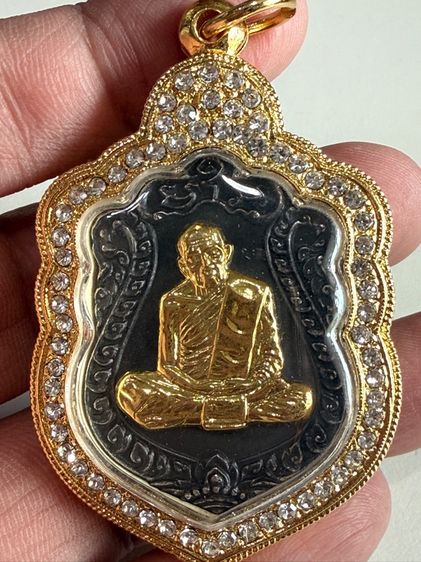 หลวงปู่ทิมคล้ายเนื้อเงิน หน้ากากคล้ายทอง พร้อมกรอบไมคอนฝังเพชร อย่างดีตามรูป
