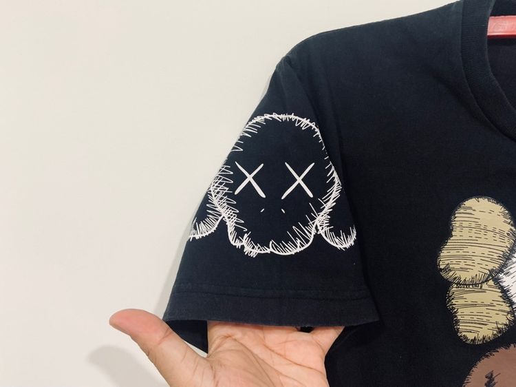 เสื้อยืด KAWS แท้ 💯 size M ขนาดอก 20 ยาว 27 นิ้ว สภาพดีมาก ทรงสวย รายละเอียดดี เนื้อผ้าใส่สบายมาก หายากน่าสะสมครับ รูปที่ 4